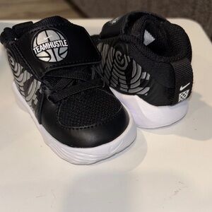 Nike Team Hustle Kids Sneakers D9 - Black and White infant size 2